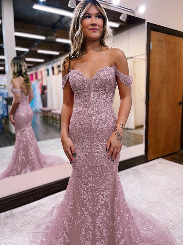 Vestidos de corte tubo/columna con apliques de encaje, hombros descubiertos, sin mangas y con cola de corte