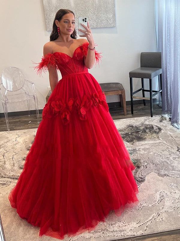 Abiti da ballo in tulle con piume/pelliccia, spalle scoperte, senza maniche, strascico a ruota