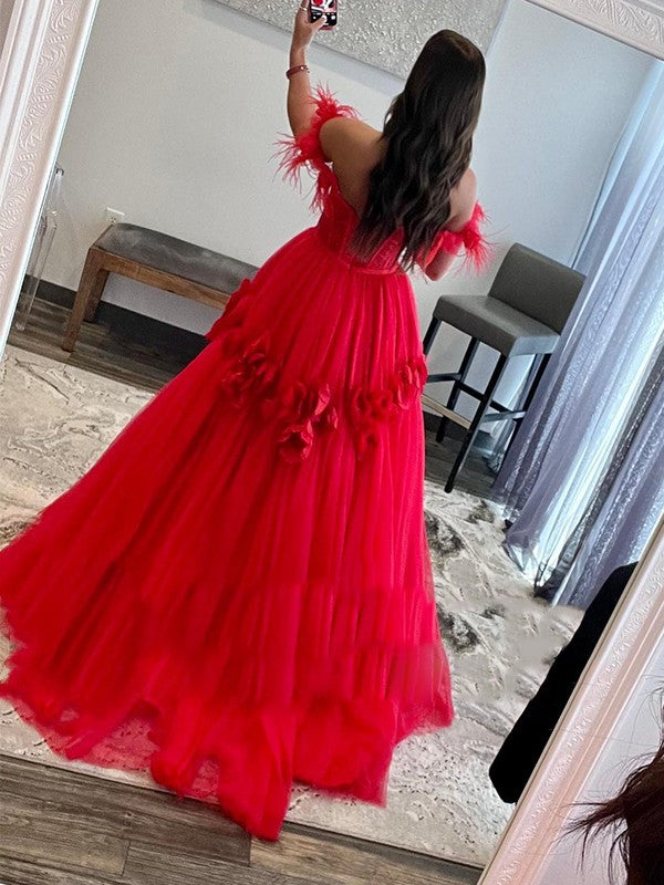 Abiti da ballo in tulle con piume/pelliccia, spalle scoperte, senza maniche, strascico a ruota