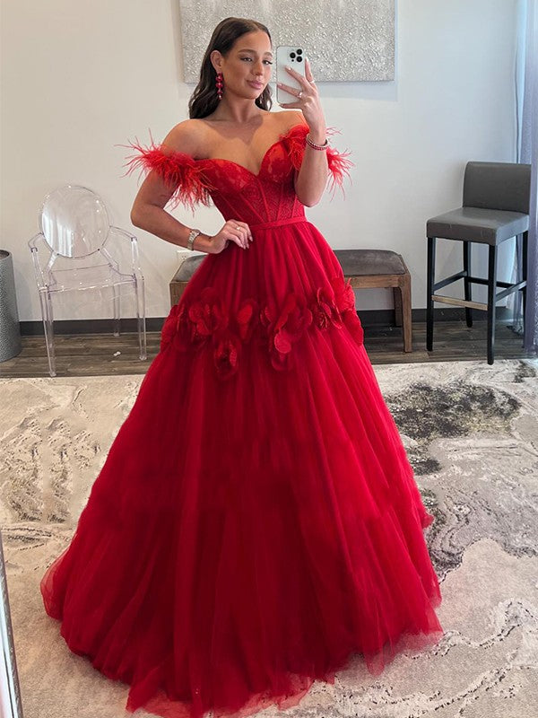 Abiti da ballo in tulle con piume/pelliccia, spalle scoperte, senza maniche, strascico a ruota