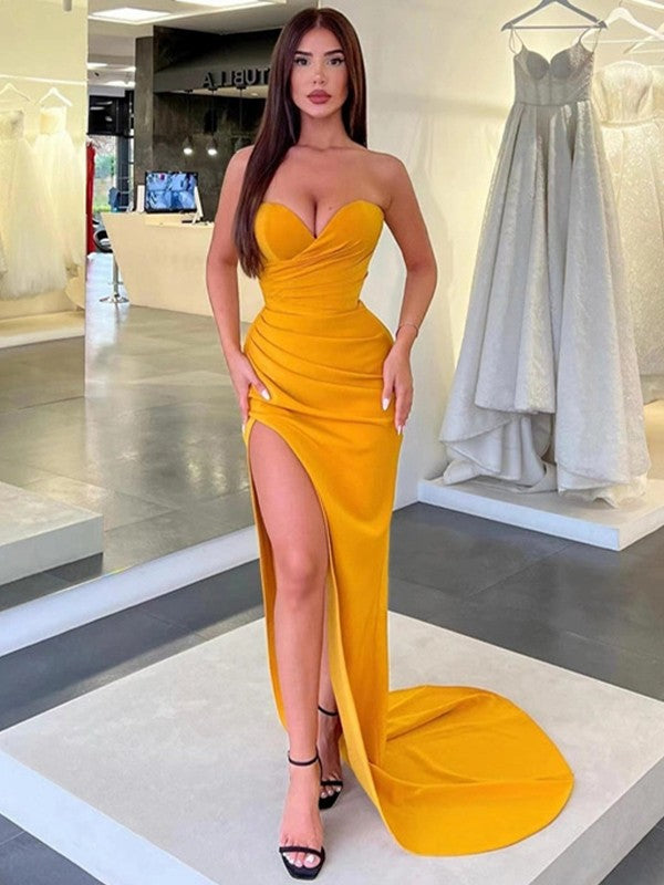 Vestidos de corte tubo/columna de crepé fruncido con escote en forma de corazón, sin mangas y con cola de corte