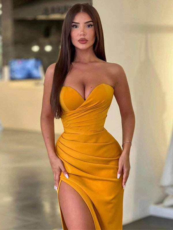 Vestidos de corte tubo/columna de crepé fruncido con escote en forma de corazón, sin mangas y con cola de corte