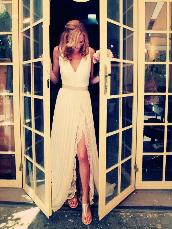 Vestidos de novia de gasa con escote en V, corte A/princesa, cola larga, sin mangas y con abalorios