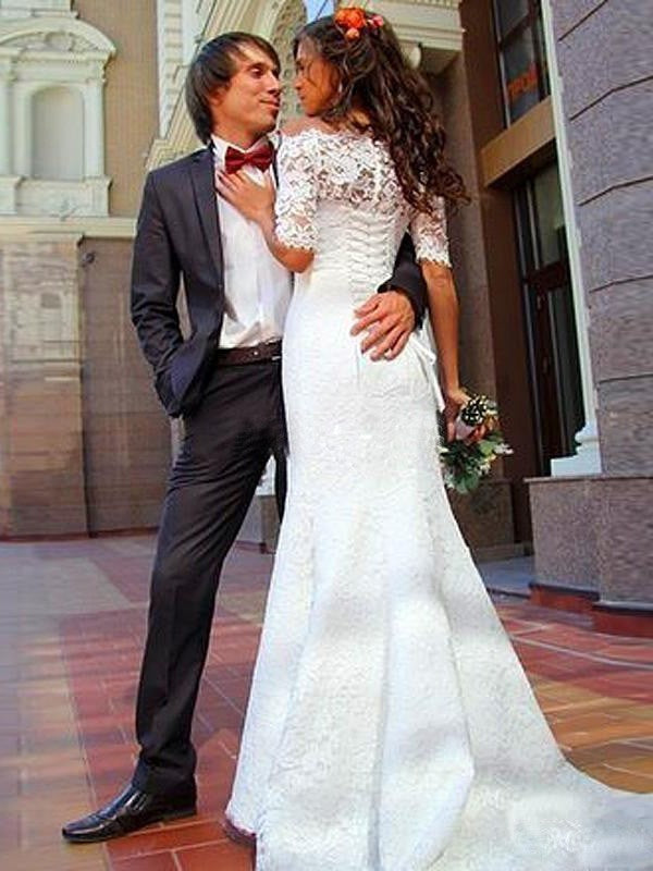 Vestidos de novia de corte trompeta/sirena con hombros descubiertos, mangas 1/2 y encaje con cola de corte