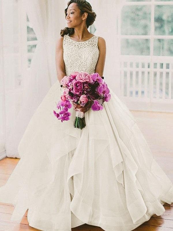 Vestidos de novia de tul con corte de baile, sin mangas, escote redondo, pedrería y cola larga