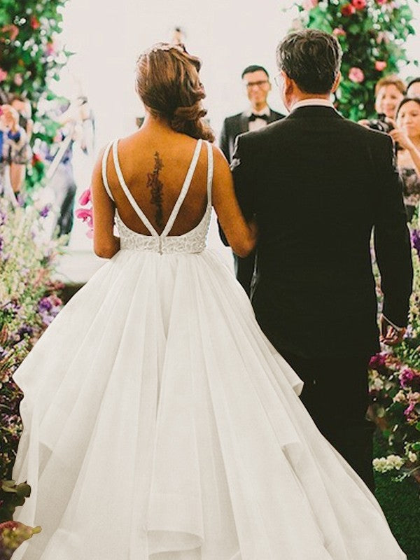 Vestidos de novia de tul con corte de baile, sin mangas, escote redondo, pedrería y cola larga