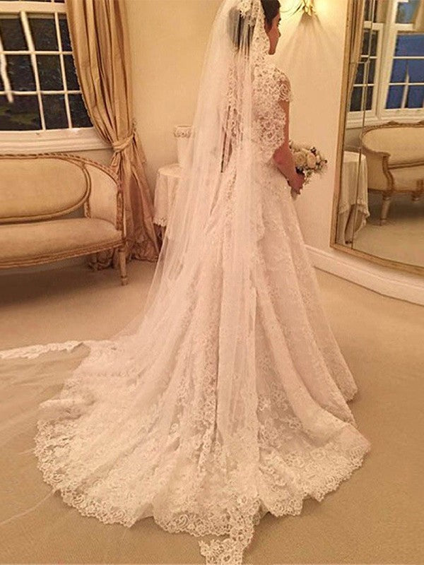 Vestidos de novia de encaje con corte princesa, escote corazón, cola corte y mangas cortas