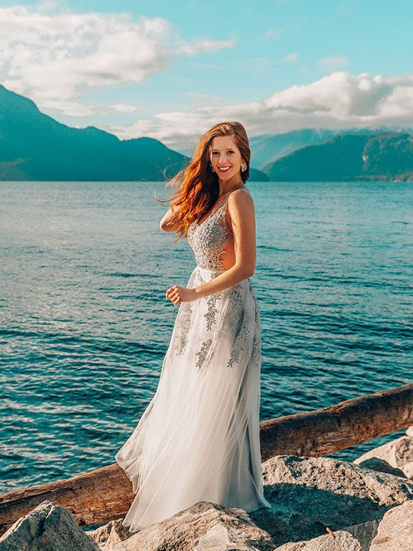 Abiti senza maniche lunghi fino al pavimento in tulle con scollo a V e applicazioni in stile principessa/a