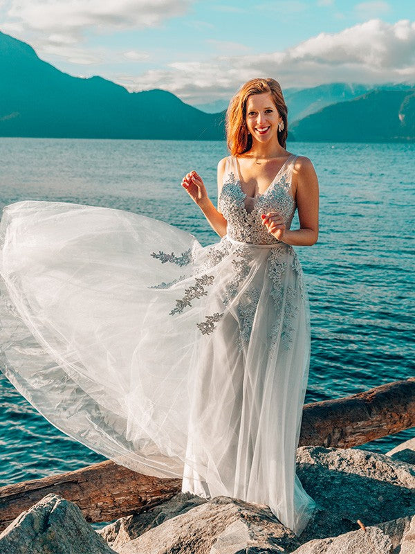 Abiti senza maniche lunghi fino al pavimento in tulle con scollo a V e applicazioni in stile principessa/a