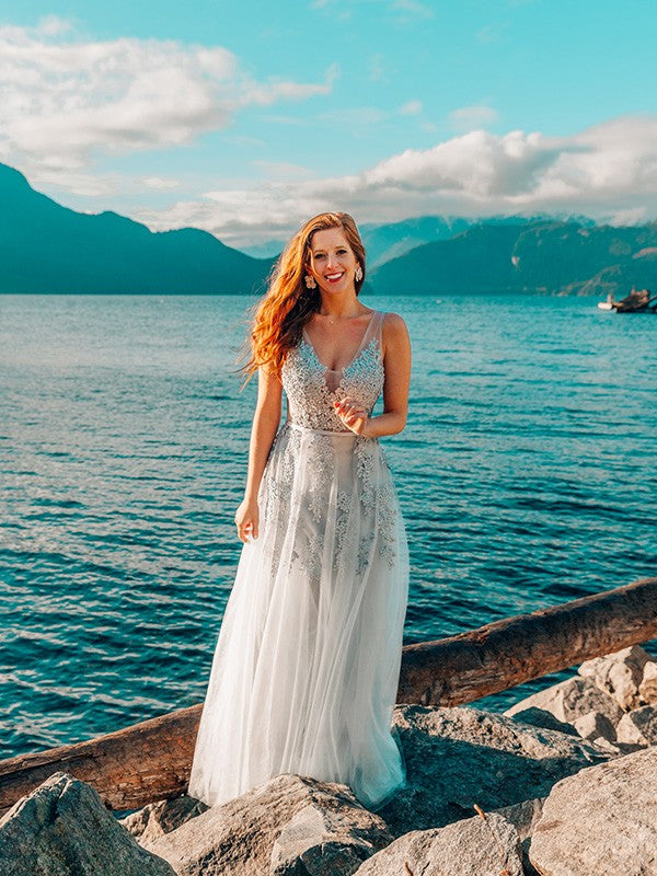 Abiti senza maniche lunghi fino al pavimento in tulle con scollo a V e applicazioni in stile principessa/a