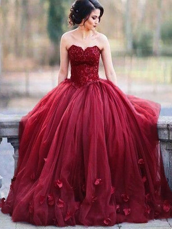 Vestidos de tul hasta el suelo con apliques de corazón y sin mangas de baile