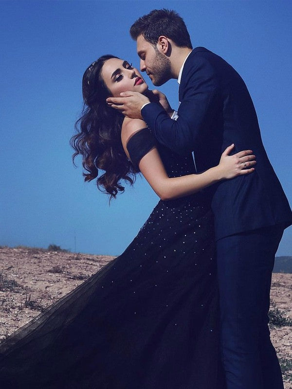 Vestidos de tul con cola larga, sin mangas, hombros descubiertos y abalorios