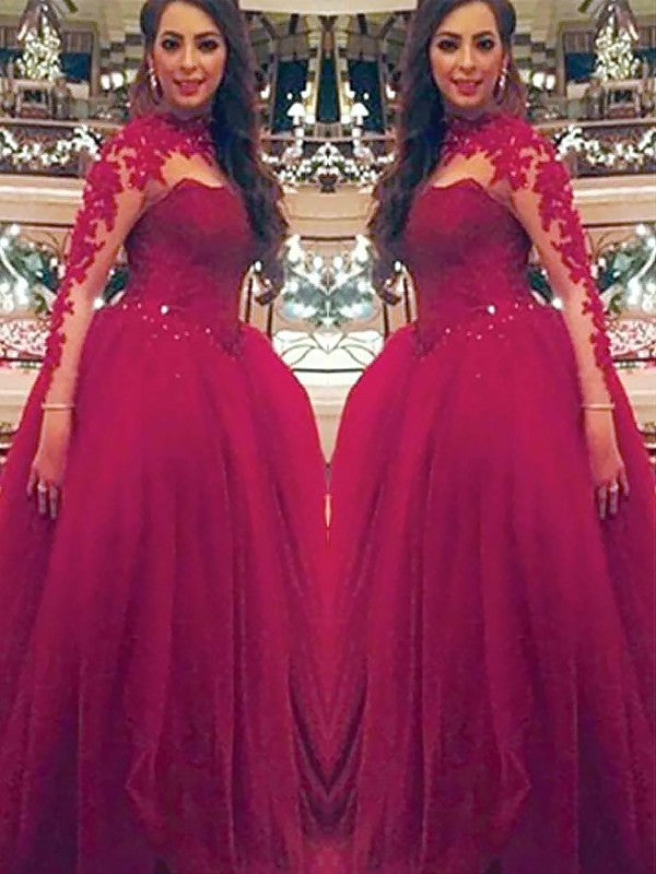 Vestidos de tul con mangas largas, cuello alto y apliques hasta el suelo