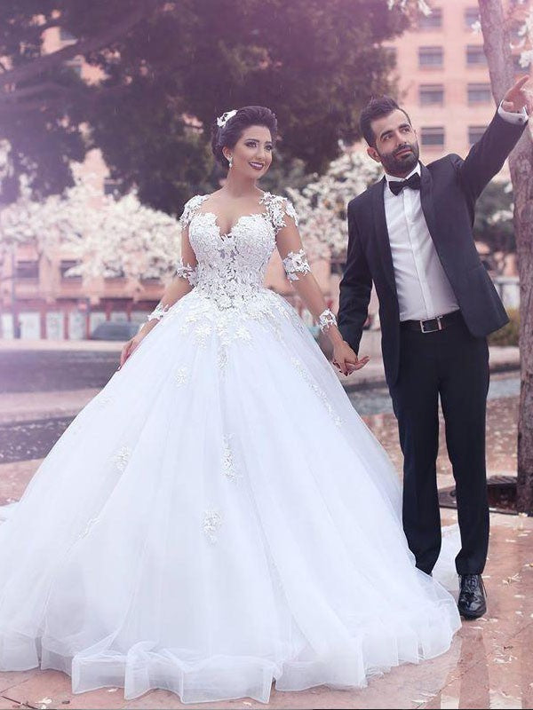 Vestidos de novia de tul con mangas largas y escote corazón y cola de corte gala