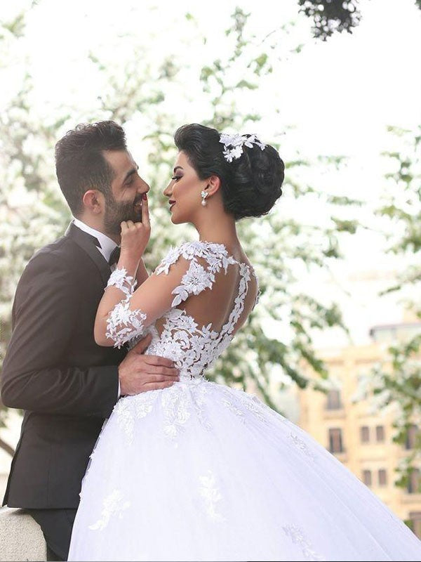 Vestidos de novia de tul con mangas largas y escote corazón y cola de corte gala