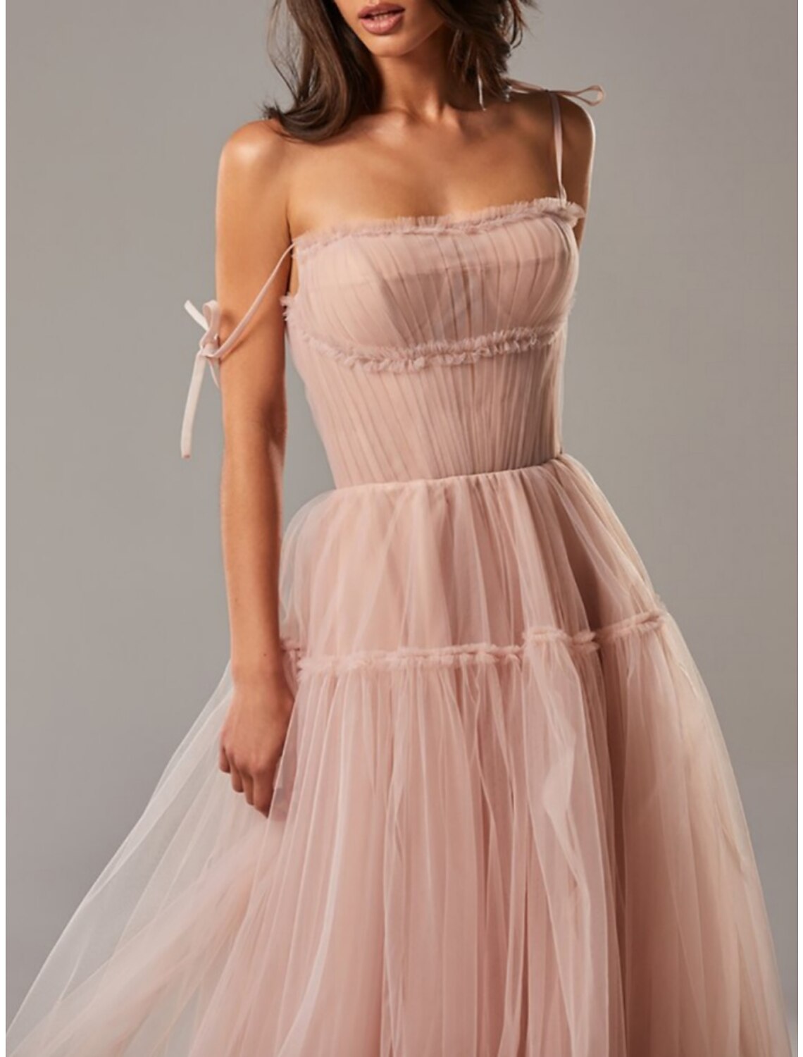 Vestido de noche elegante de corte A, formal, largo hasta el suelo, sin mangas, tirantes finos, tul con lazo(s) y pliegues.