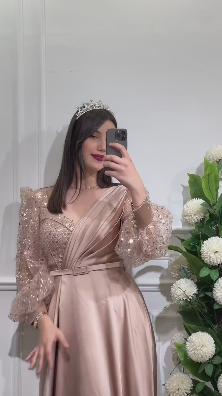 Abito da sera a trapezio, scintillante e brillante, nero, formale, autunnale, con strascico a ruota, manica lunga, scollo a V, raso con pieghe glitterate, spalline sottili, 2025