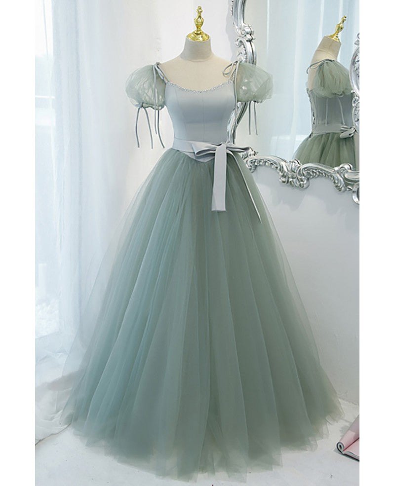 Vestido de fiesta único y elegante de color verde menta con escote cuadrado, mangas cortas y esponjosas, cinturón con lazo y tirantes sin espalda en verde menta y vestido de fiesta largo hasta el suelo.