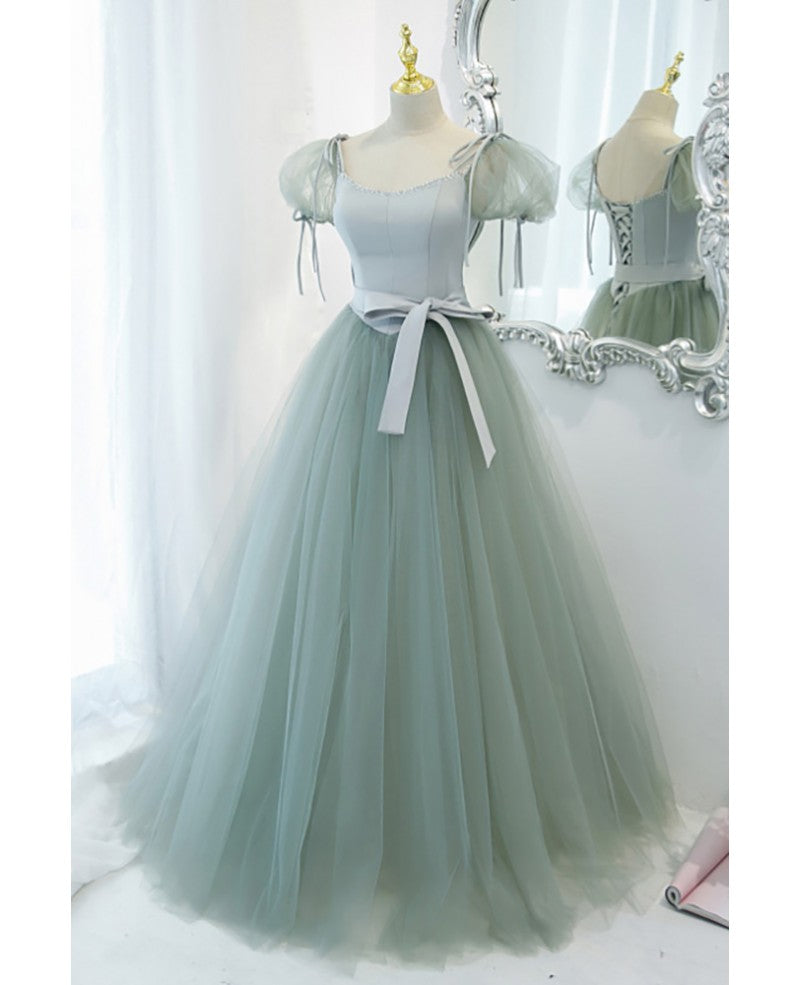 Vestido de fiesta único y elegante de color verde menta con escote cuadrado, mangas cortas y esponjosas, cinturón con lazo y tirantes sin espalda en verde menta y vestido de fiesta largo hasta el suelo.