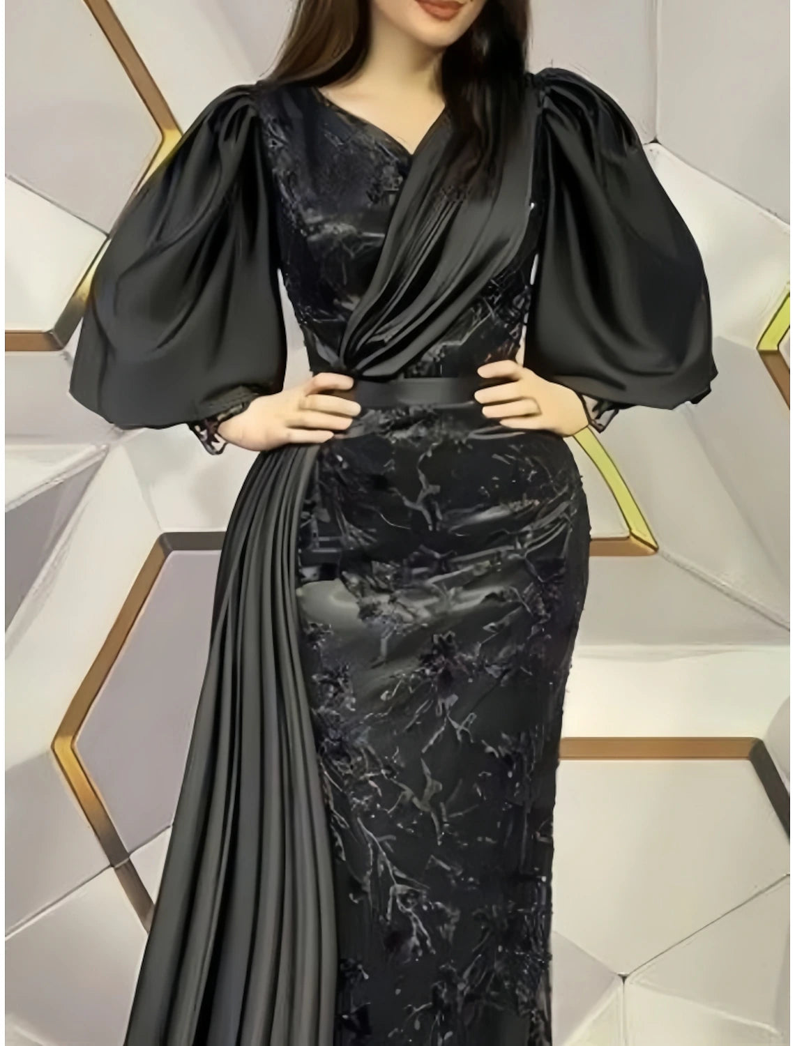 Abito da sera nero a tubino, elegante, formale, con strascico a ruota, manica lunga, scollo a V, in raso con pieghe e applicazioni 2025