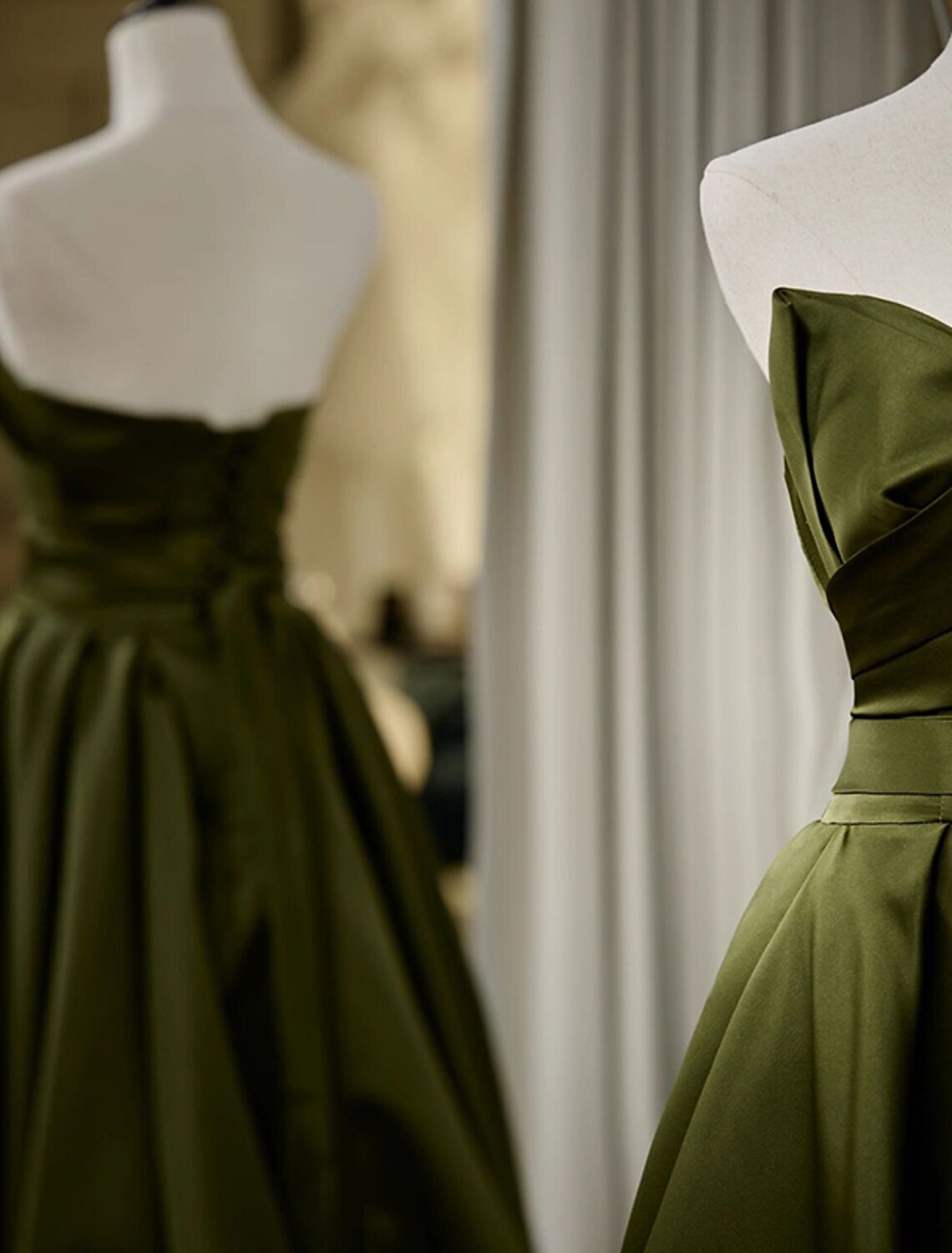 Abito da sera a trapezio, sexy, formale, lungo fino al pavimento, senza maniche, senza spalline, in raso con pieghe e spalline.