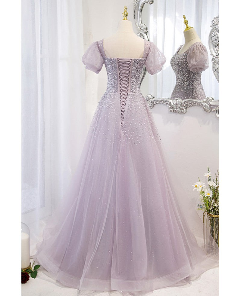 Elegante y único vestido de noche color lavanda con escote cuadrado, esponjoso, de manga corta, con lentejuelas y cuentas, corte en A, estilo princesa, con espalda descubierta, tirantes y largo hasta el suelo.