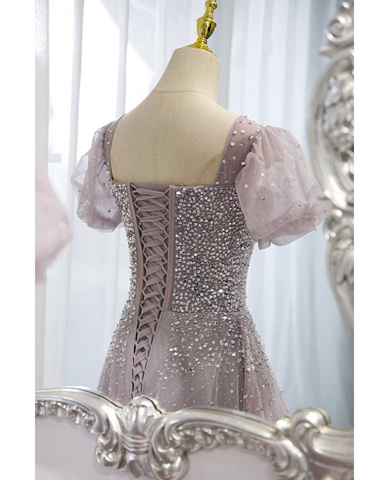 Elegante y único vestido de noche color lavanda con escote cuadrado, esponjoso, de manga corta, con lentejuelas y cuentas, corte en A, estilo princesa, con espalda descubierta, tirantes y largo hasta el suelo.