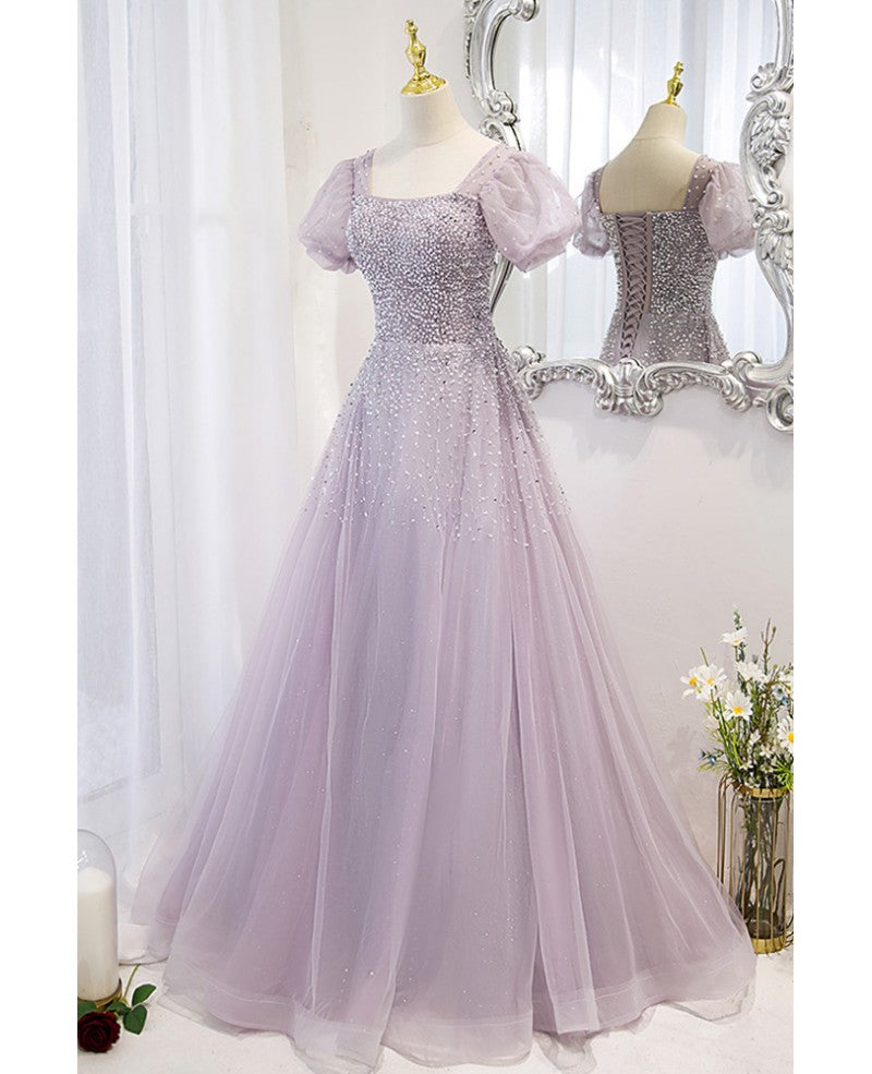 Elegante y único vestido de noche color lavanda con escote cuadrado, esponjoso, de manga corta, con lentejuelas y cuentas, corte en A, estilo princesa, con espalda descubierta, tirantes y largo hasta el suelo.