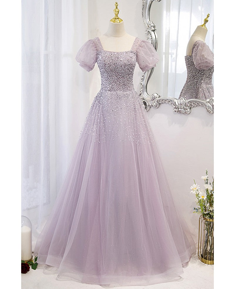 Elegante y único vestido de noche color lavanda con escote cuadrado, esponjoso, de manga corta, con lentejuelas y cuentas, corte en A, estilo princesa, con espalda descubierta, tirantes y largo hasta el suelo.