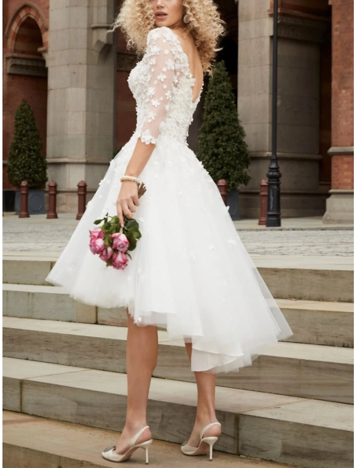 Vestidos de novia blancos cortos, corte A, escote redondo, mangas 3/4, tul asimétrico con pliegues y apliques.