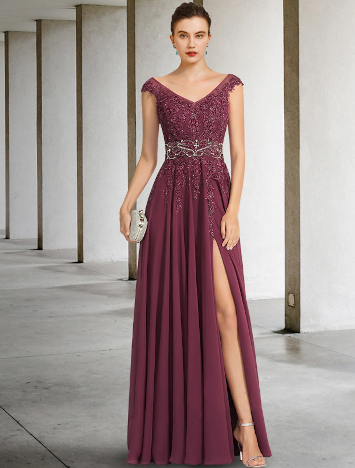 Abito da madre della sposa a trapezio, elegante e lussuoso, con scollo a V, lunghezza al pavimento, in chiffon e pizzo, senza maniche, con fascia/nastro e perline, spacco frontale