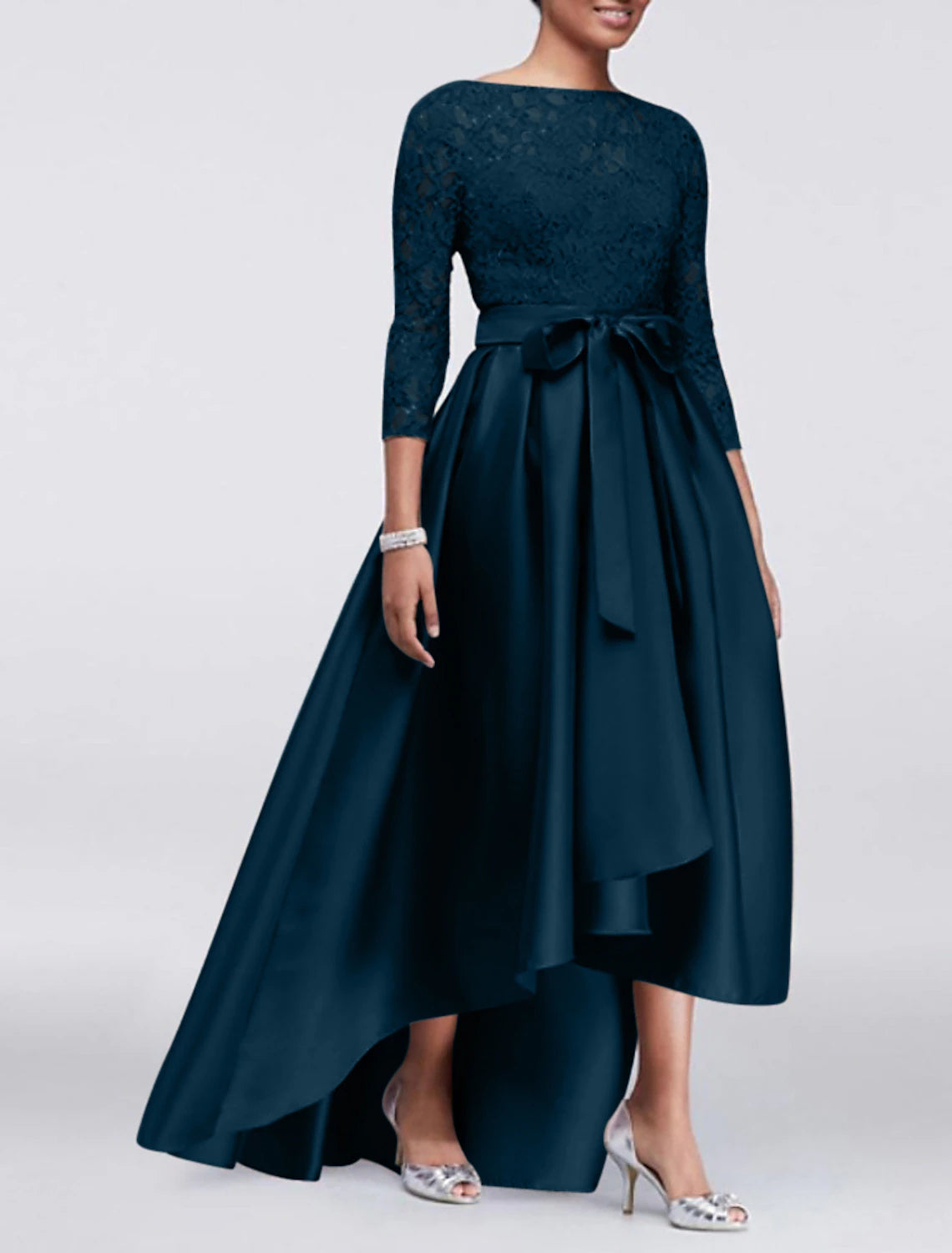 Abito da cerimonia per la madre della sposa, a trapezio, elegante, taglie forti, con scollo a V, in pizzo satinato asimmetrico, maniche a 3/4 con applicazioni di fascia/nastro