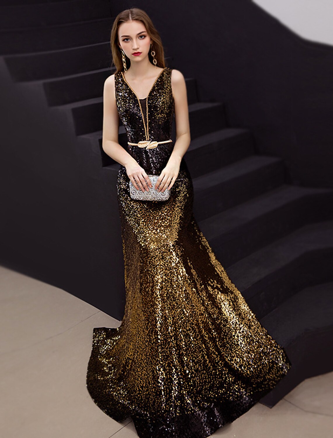 Abito da sera formale elegante e minimalista a trapezio, senza maniche, con scollo a V, lunghezza al pavimento, in raso con paillettes