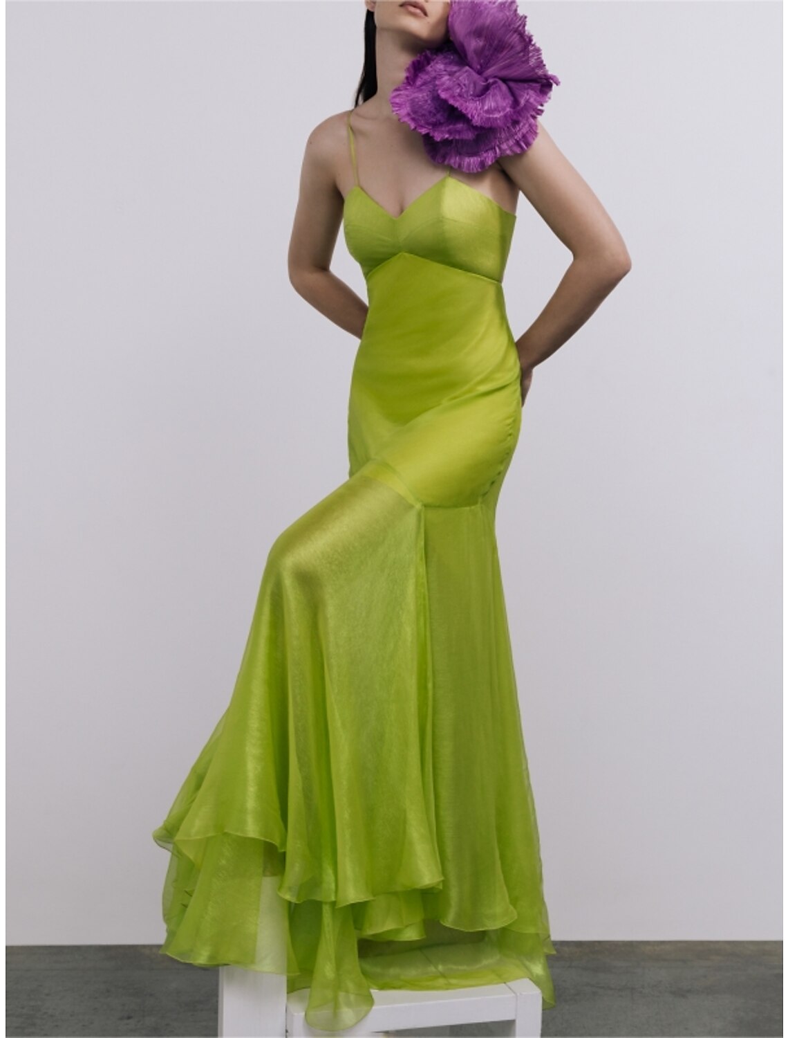 Vestido elegante de dama de honor con escote en forma de tubo y tirantes finos, largo hasta el suelo, sin mangas, con pliegues y apliques de tul 2025