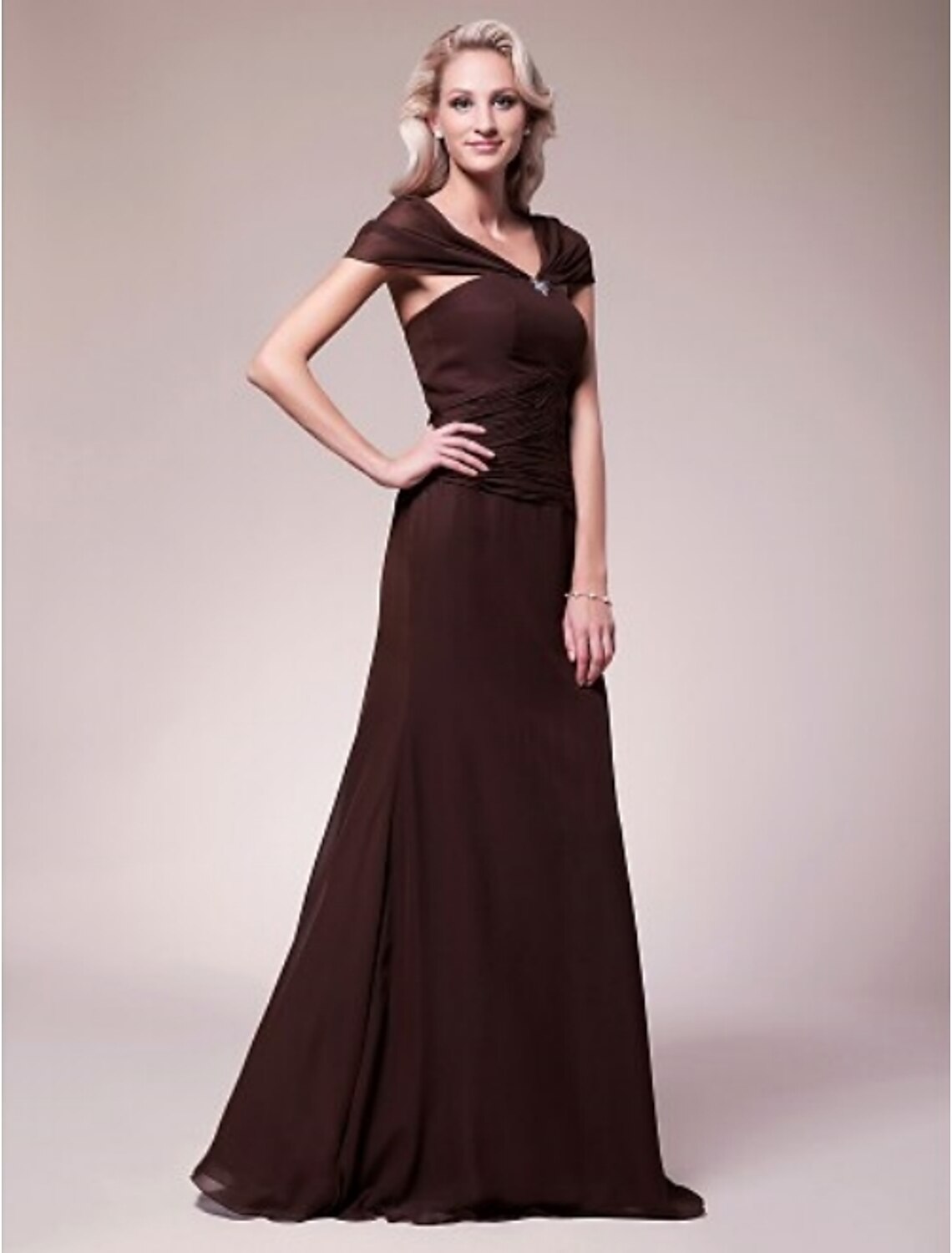 Vestido de sirena/trompeta para madre de la novia, estilo vintage, escote en V, largo hasta el suelo, de gasa, manga corta, con cuentas entrecruzadas.