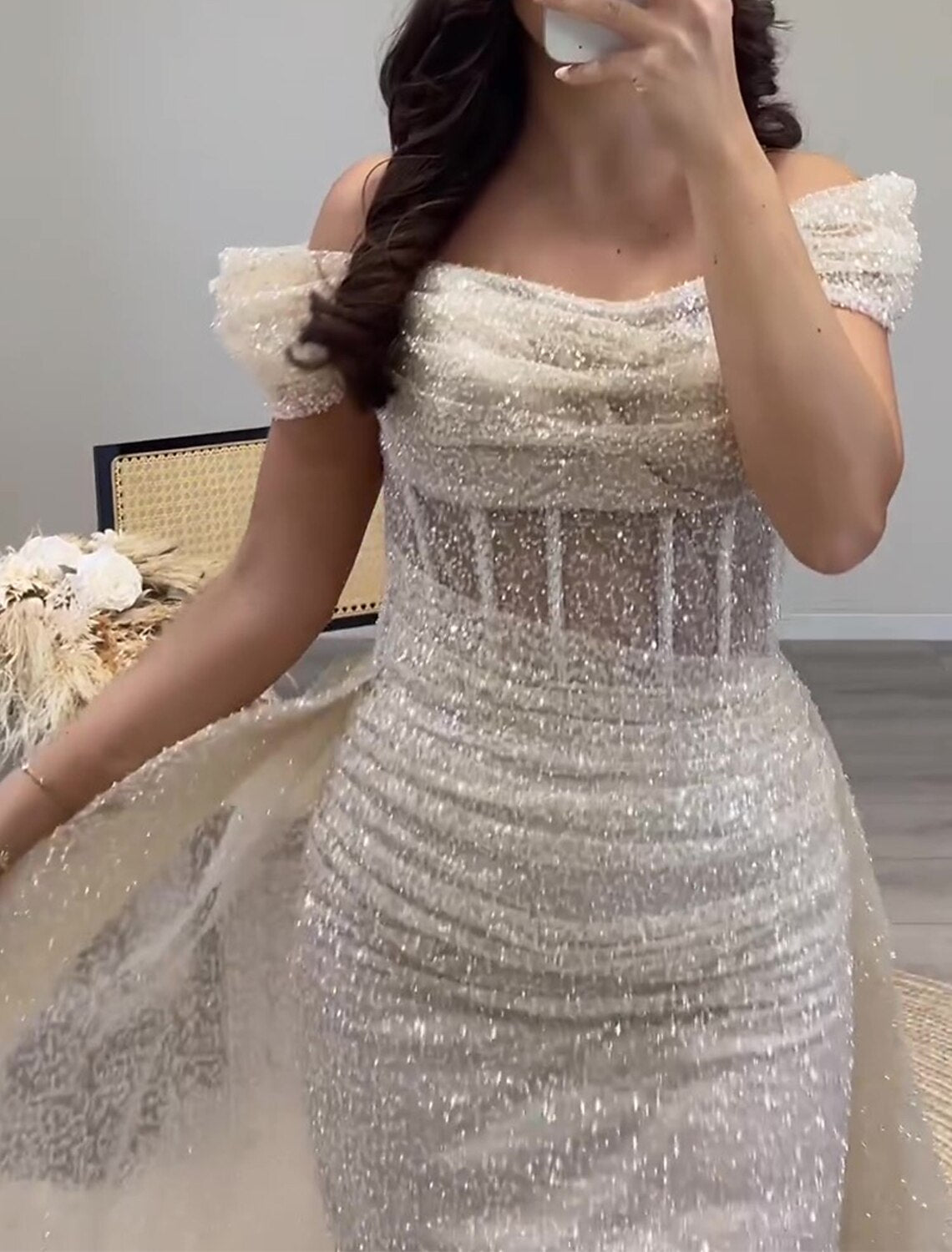 Abiti da ballo a tubino/colonna, eleganti, formali, lunghi fino al pavimento, maniche corte, spalle scoperte, paillettes con glitter e arricciati