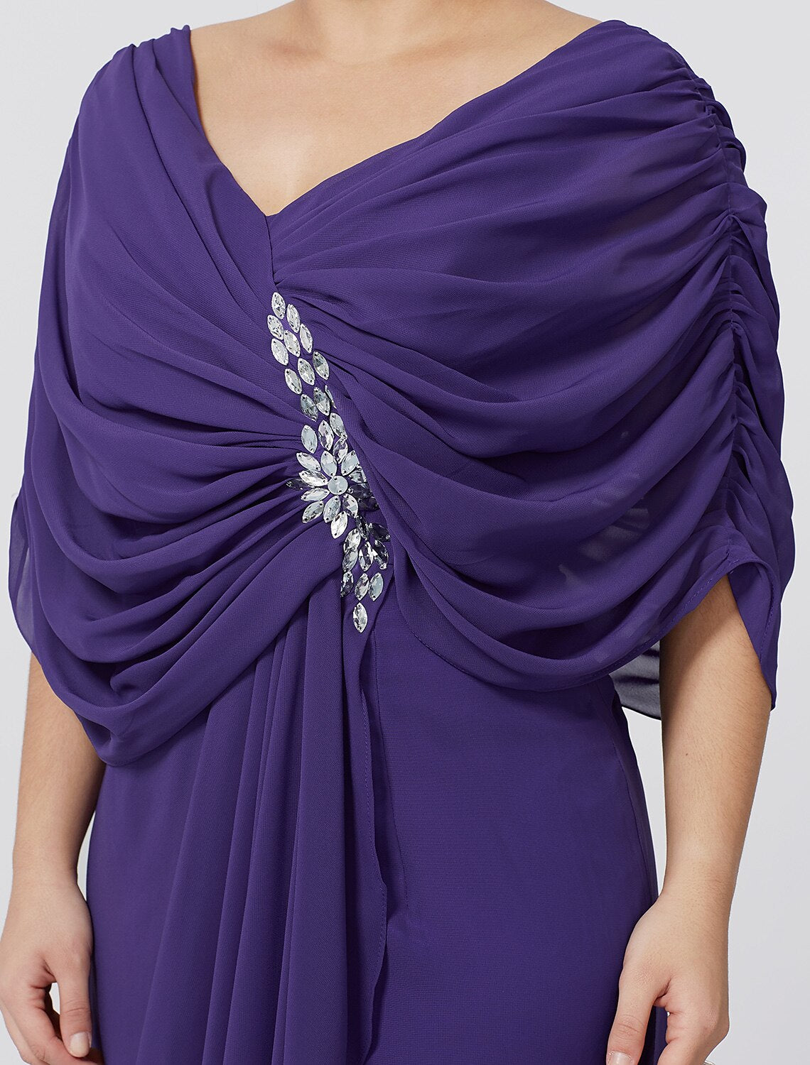 Vestido de madre de la novia con corte tubo/columna, formal, clásico y atemporal, elegante y lujoso, talla grande, oculta el vientre, escote en V, cola larga/cepillo, largo hasta el suelo, gasa, manga corta, sin entrecruzar.