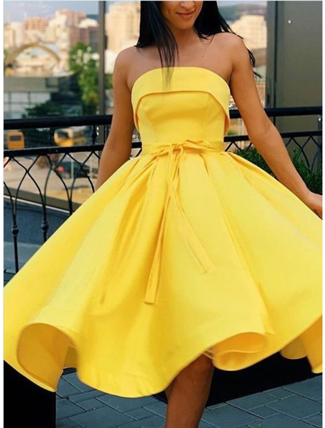 Vestido de cóctel vintage sexy de corte A, sin tirantes, sin mangas, largo hasta la rodilla, de satén con pliegues