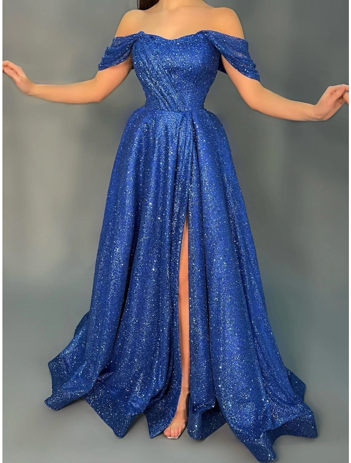 Abito da sera a trapezio, elegante, formale, con strascico a ruota, manica corta, spalle scoperte, tessuto in lurex con pieghe glitterate e spacco 2025