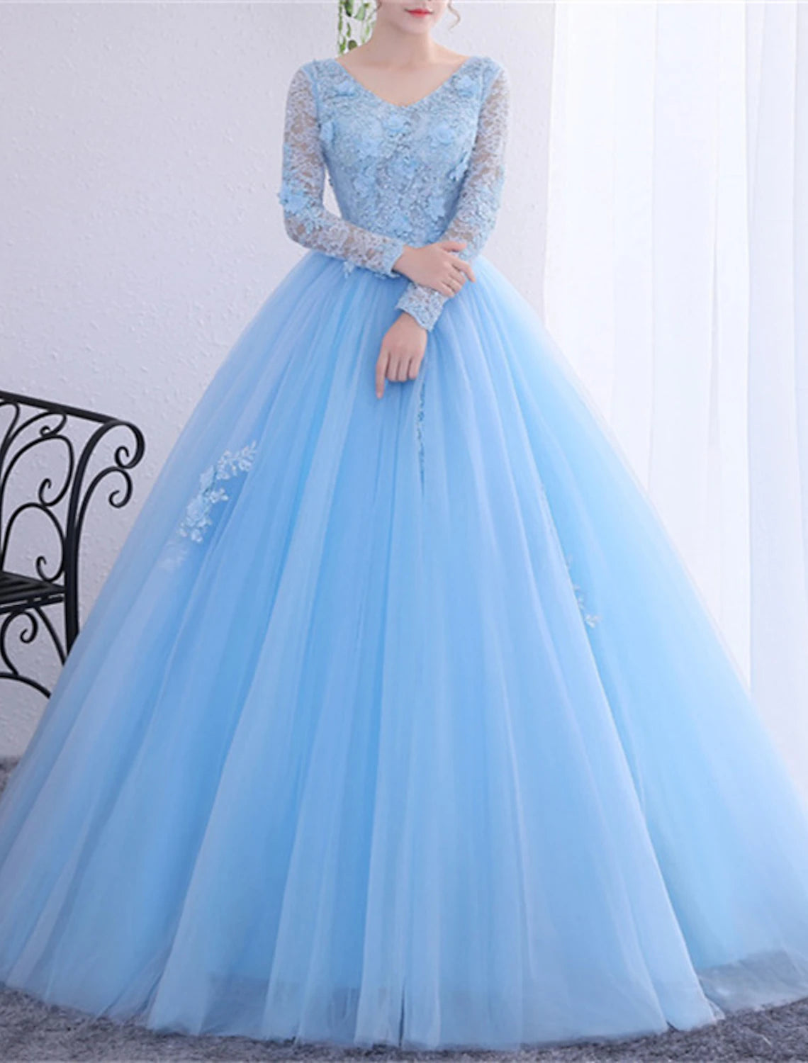 Vestido de quinceañera estilo princesa, largo hasta el suelo, manga larga, escote en V, poliéster con apliques de cristales.