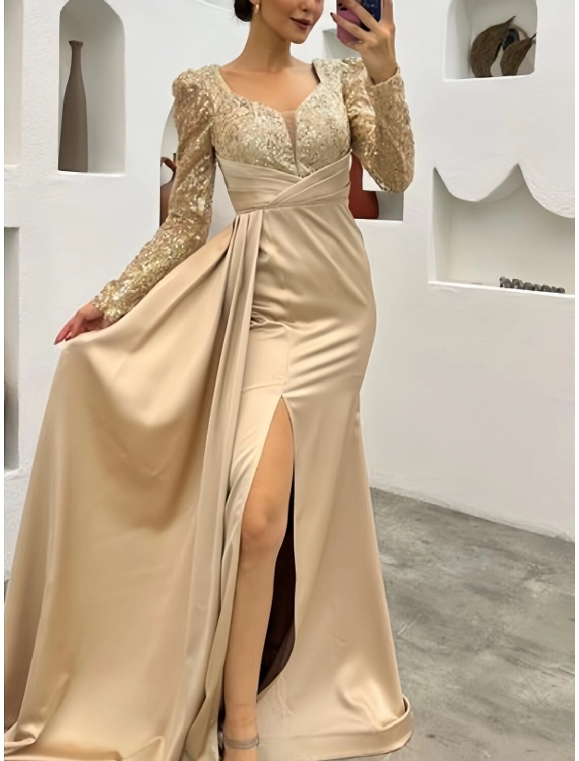 Abito da sera a trapezio, elegante, formale, da ospite, con strascico, manica lunga, scollo quadrato, in raso con spacco in paillettes arricciate 2025