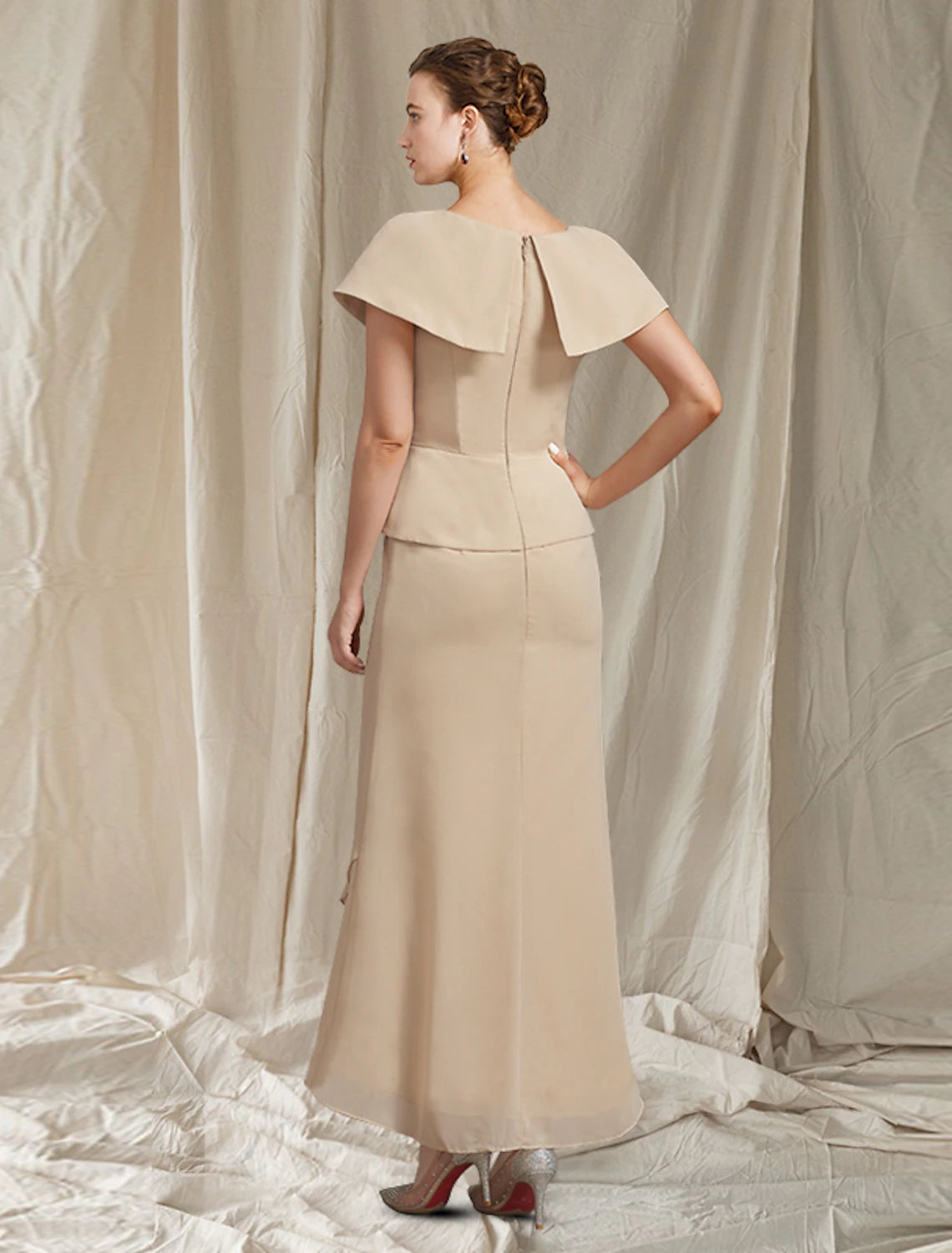 Vestido elegante para madre de la novia, de corte tubo/columna, escote en V alto y bajo, asimétrico, largo hasta los tobillos, de gasa, manga corta con volantes y broche de cristal.