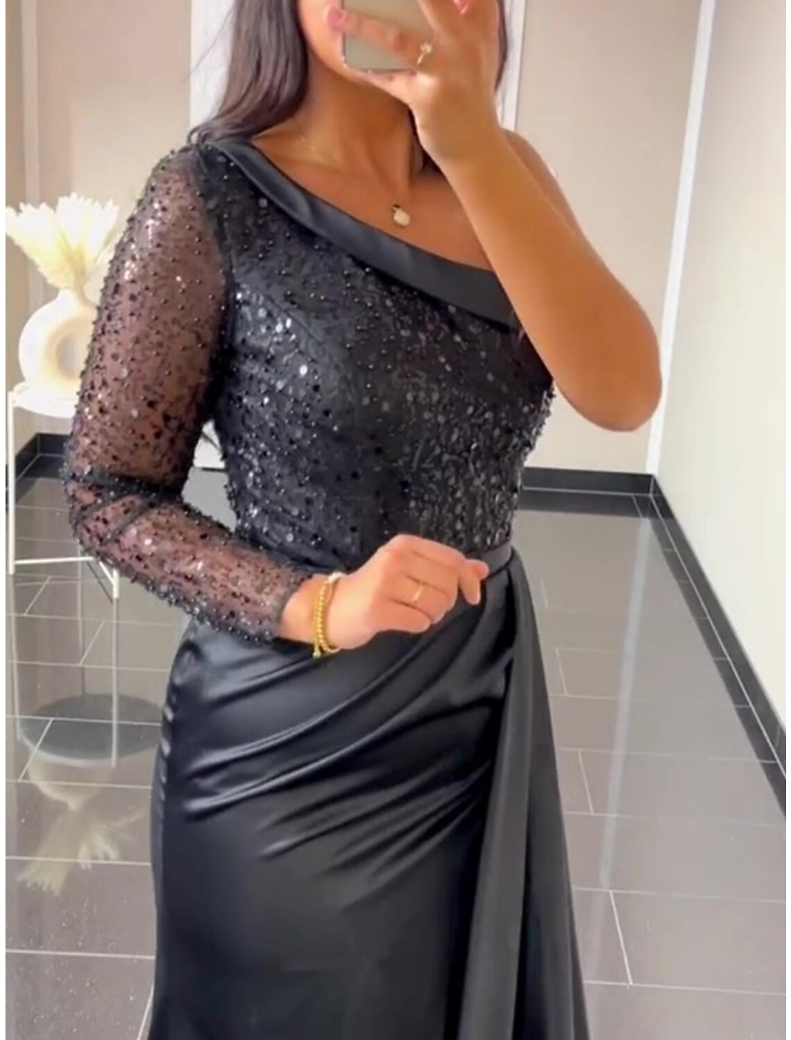 Abito da sera a trapezio, elegante, formale, con strascico a ruota, nero, manica lunga, monospalla, in raso con pieghe, arricciato, paillettes