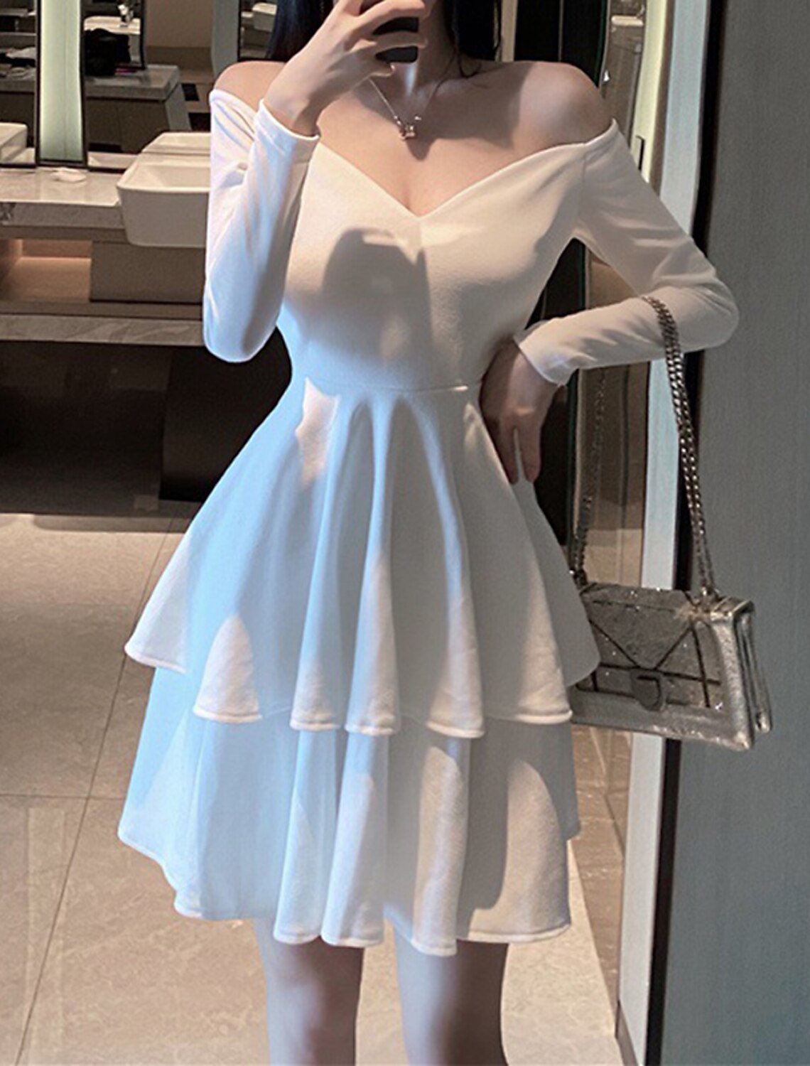 Abiti da casa a trapezio con balze, neri, rossi e bianchi, a maniche lunghe, a strati, corti, primaverili ed estivi, con spalle scoperte, per cocktail party