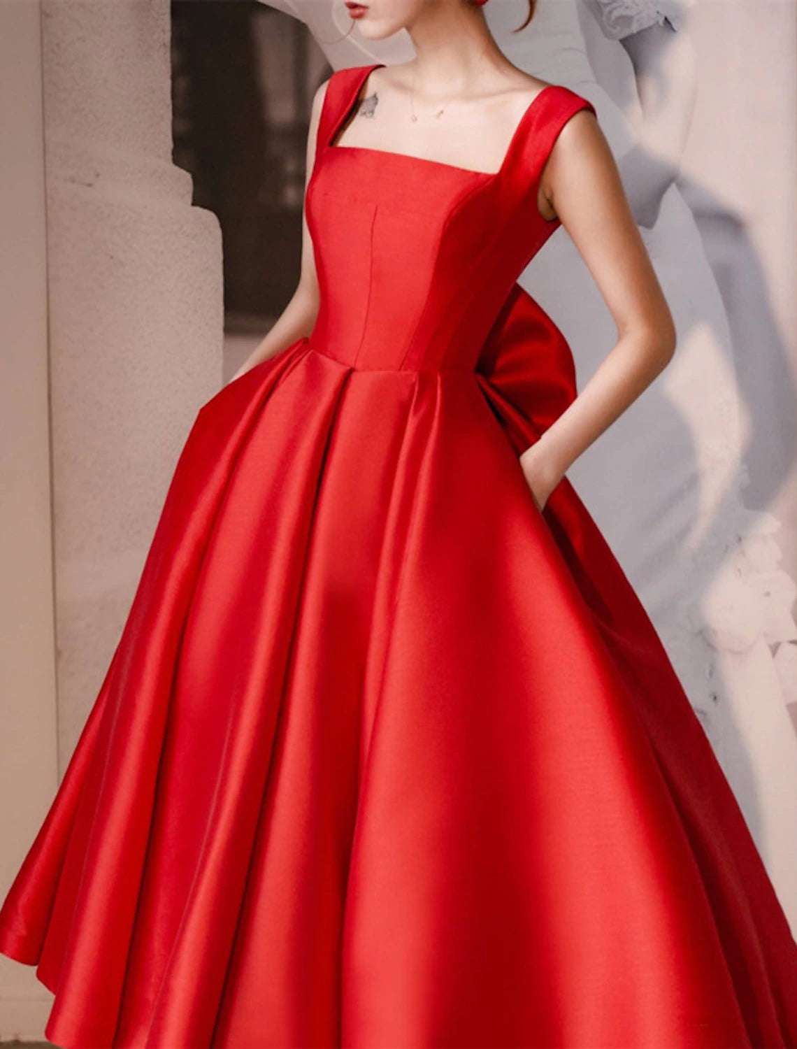 Vestidos de novia sencillos de recepción, vestidos de novia de corte A, hombros descubiertos, mangas cortas, largo hasta la rodilla, de satén, con pliegues y fruncido.