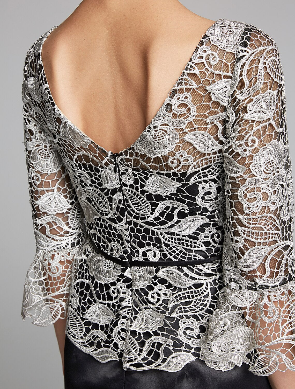 Vestido de madre de la novia con corte tubo/columna, escote joya, largo hasta el suelo, satén, encaje, mangas 3/4 con encaje