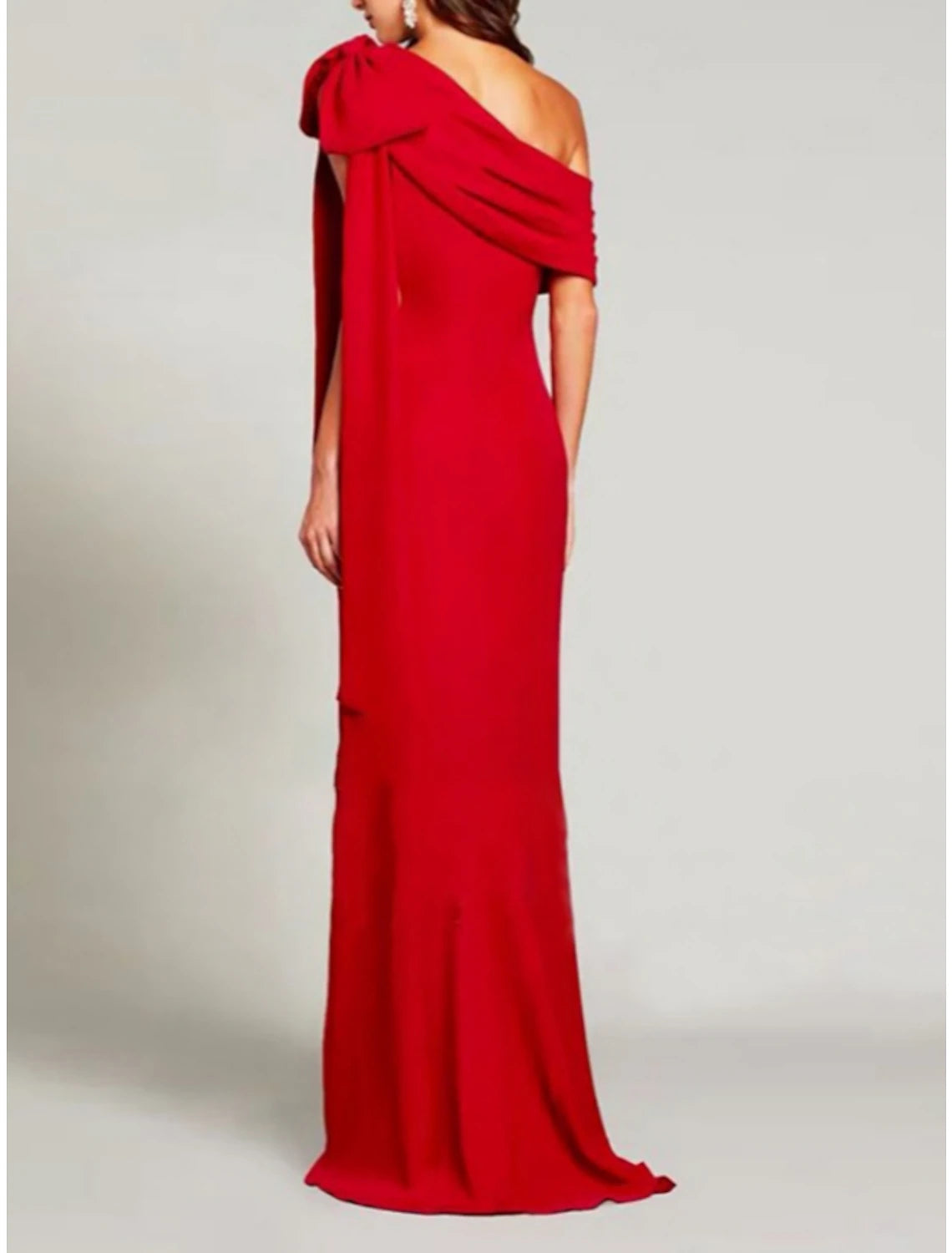 Vestido de noche elegante con corte en forma de columna, formal, con cola larga, rojo y verde navideño, manga corta, un hombro, charmeuse con lazo(s), pliegues y abertura.