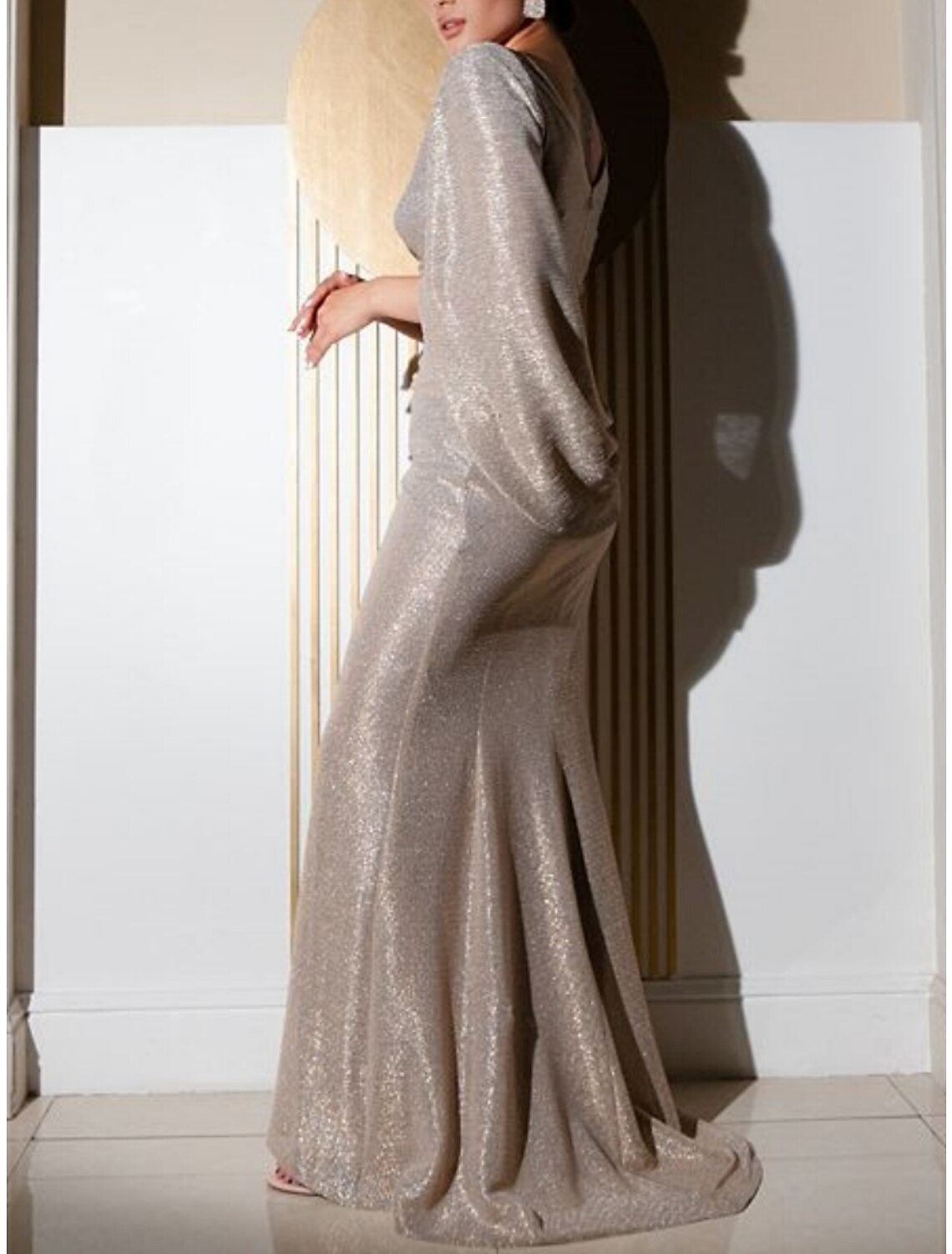 Vestido de noche de corte tubo/columna, vestido de fiesta formal asimétrico, manga 3/4, cuello joya, tejido de lúrex con brillo y fruncido.