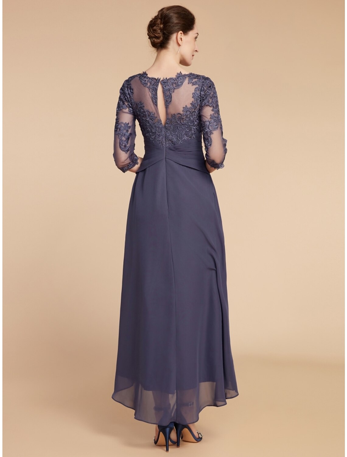 Abito da cerimonia per la madre della sposa, a trapezio, elegante, con scollo a barchetta, lunghezza alla caviglia, in chiffon e pizzo, manica a 3/4, con arricciature, tinta unita