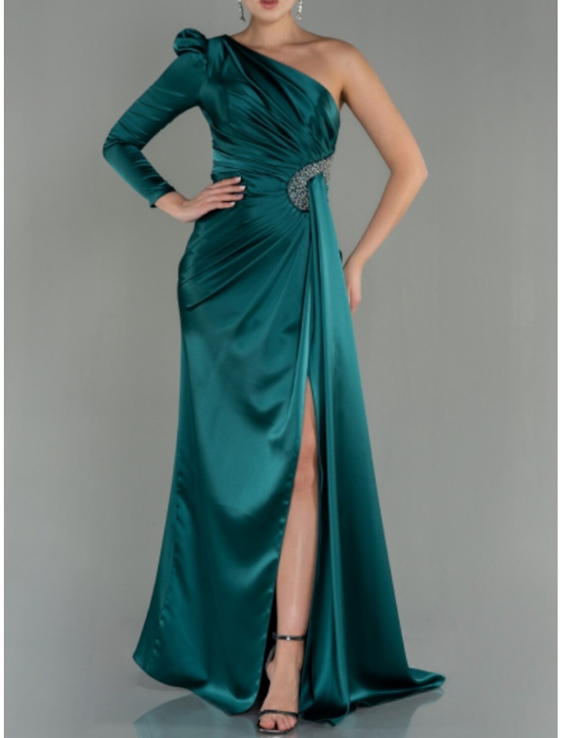 Abito da sera a trapezio, elegante, formale, autunnale, con strascico a ruota, manica lunga, monospalla, in raso con spacco in paillettes arricciate 2025